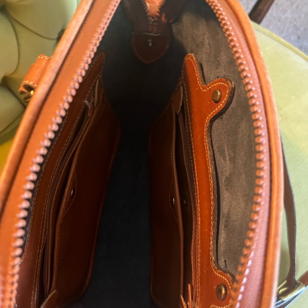 Dooney & Bourke navy blue leather handbag. - Picture 4 of 4